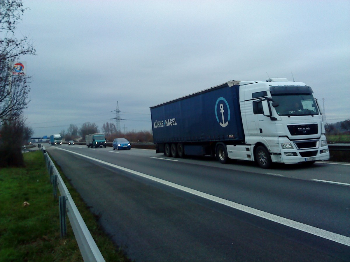 SZM MAN TGX 18.440 mit Pritsche-Planen-Auflieger der Spedition Khne+Nagel gesehen auf der A61, Hhe Raststtte Dannstadt, am 16.01.2014