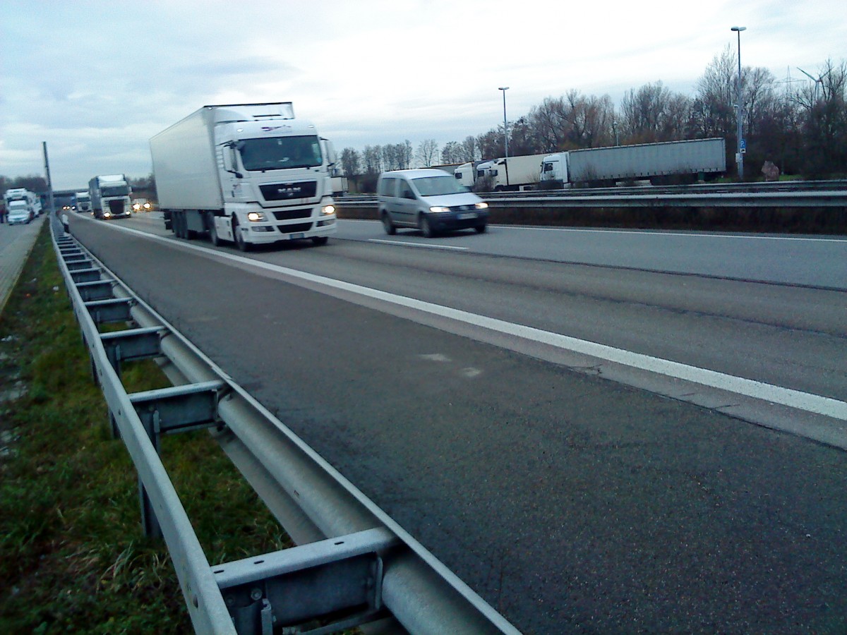 SZM MAN TGX 18.440 mit Khlkofferauflieger gesehen auf der A 61, Hhe Raststtte Dannstadt, am 16.01.2014