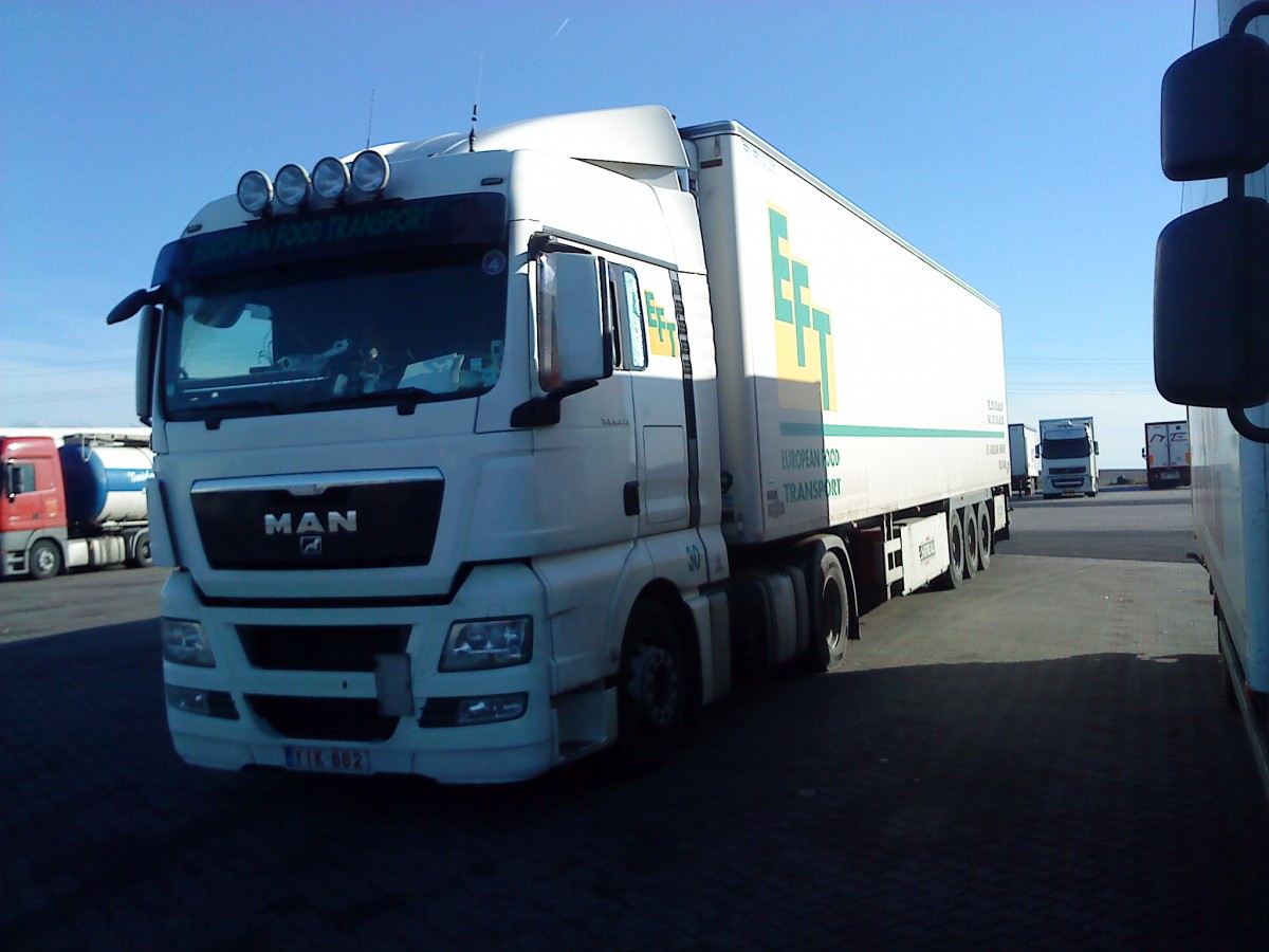 SZM MAN TGX 18.440 mit Khlkofferauflieger der Spedition EFT -European Fruit Transport aus Belgien gesehen auf dem Parkplatz am Autohof Grnstadt am 28.01.2014