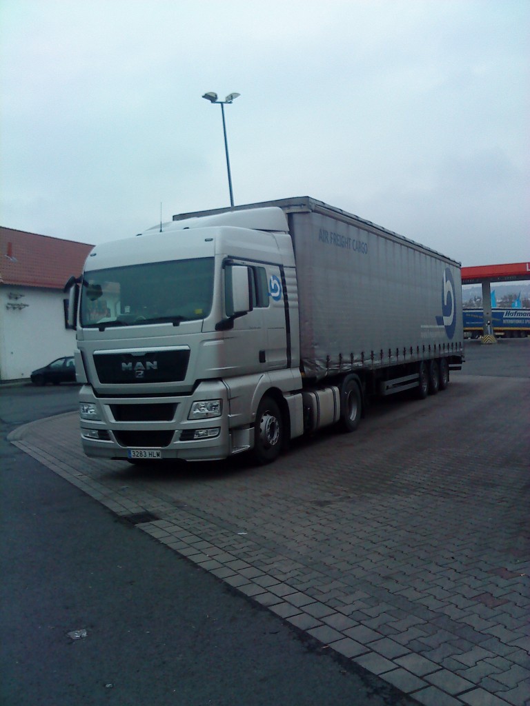 SZM MAN TGX 18.440 mit Pritsche-Planen-Auflieger gesehen auf dem Autohof Grnstadt am 03.02.2014