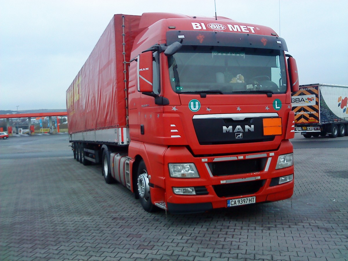 SZM MAN TGX 18.440 mit Pritsche-Planen-Auflieger der Spedition BI - MET gesehen auf dem Autohof in Grünstadt am 10.02.2014