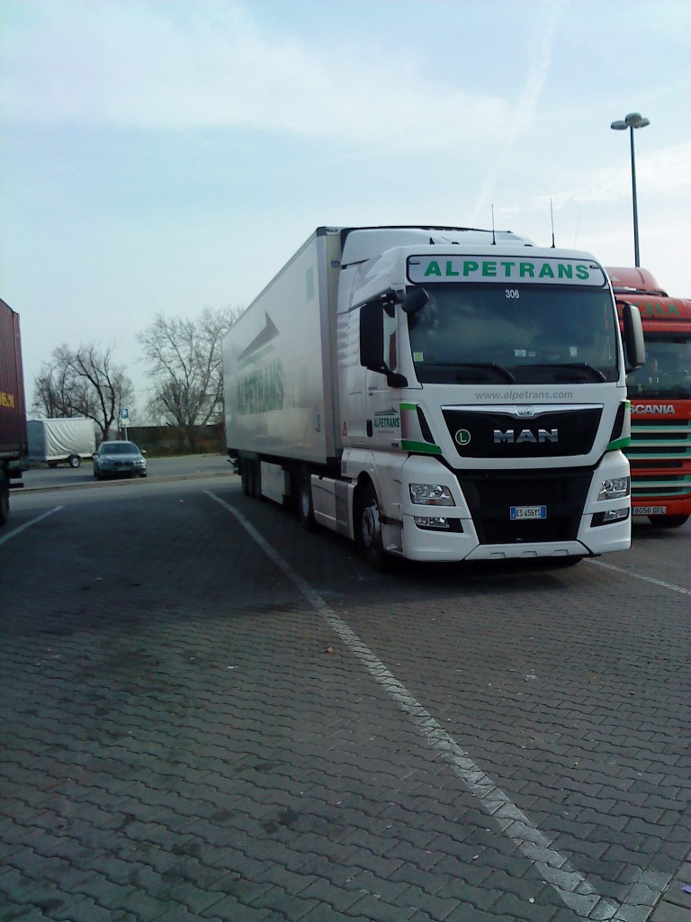 SZM MAN TGX 18.440 mit Khlkofferauflieger der Spedition Alpetrans gesehen auf dem Rasthof Dannstadt  an der A 61 am 18.02.2014