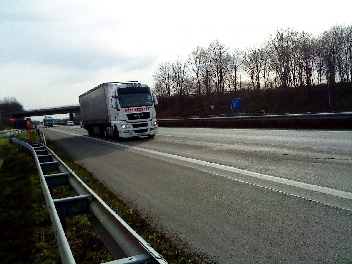 SZM MAN TGX 18.440 mit Pritsche-Planen-Auflieger der Spedition Schuldt gesehen auf der A 61 Hhe Rasthof Dannstadt am 18.02.2014