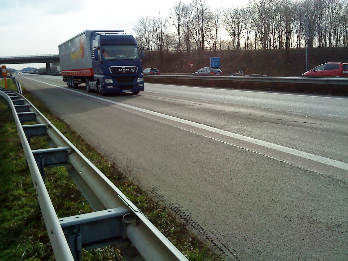 SZM MAN TGX 18.440 mit Pritsche-Planen-Auflieger gesehen auf der A 61, Höhe Raststätte Dannstadt am 18.02.2014