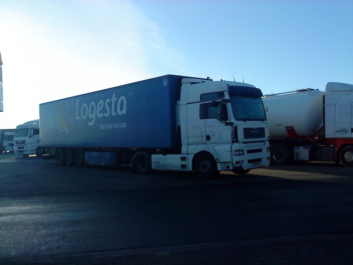 SZM MAN TGX mit Khlkofferauflieger der Spedition Logesta auf dem Autohof in Grnstadt am 30.12.2013