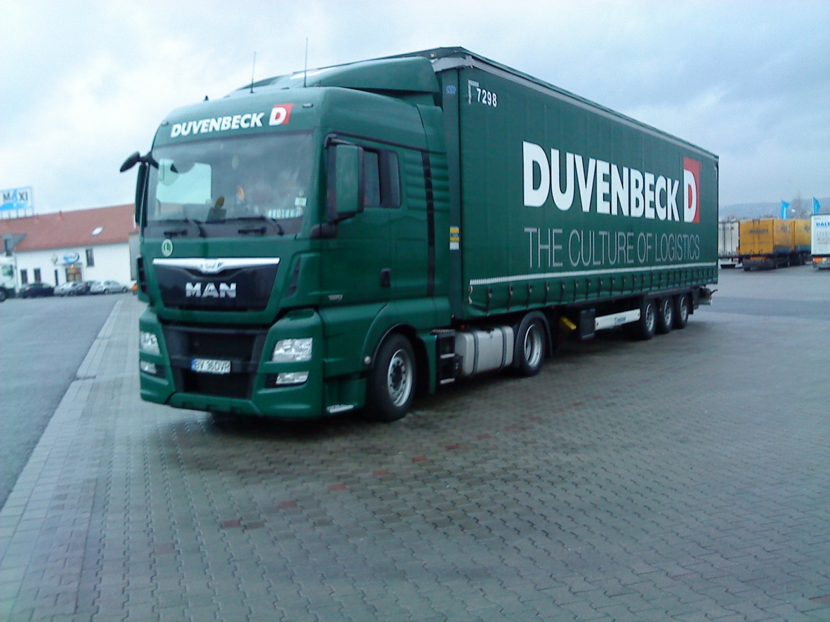 SZM MAN TGX mit Pritsche-Planen-Auflieger der Spedition Duvenbeck auf dem Autohof in Grnstadt am 19.12.2013