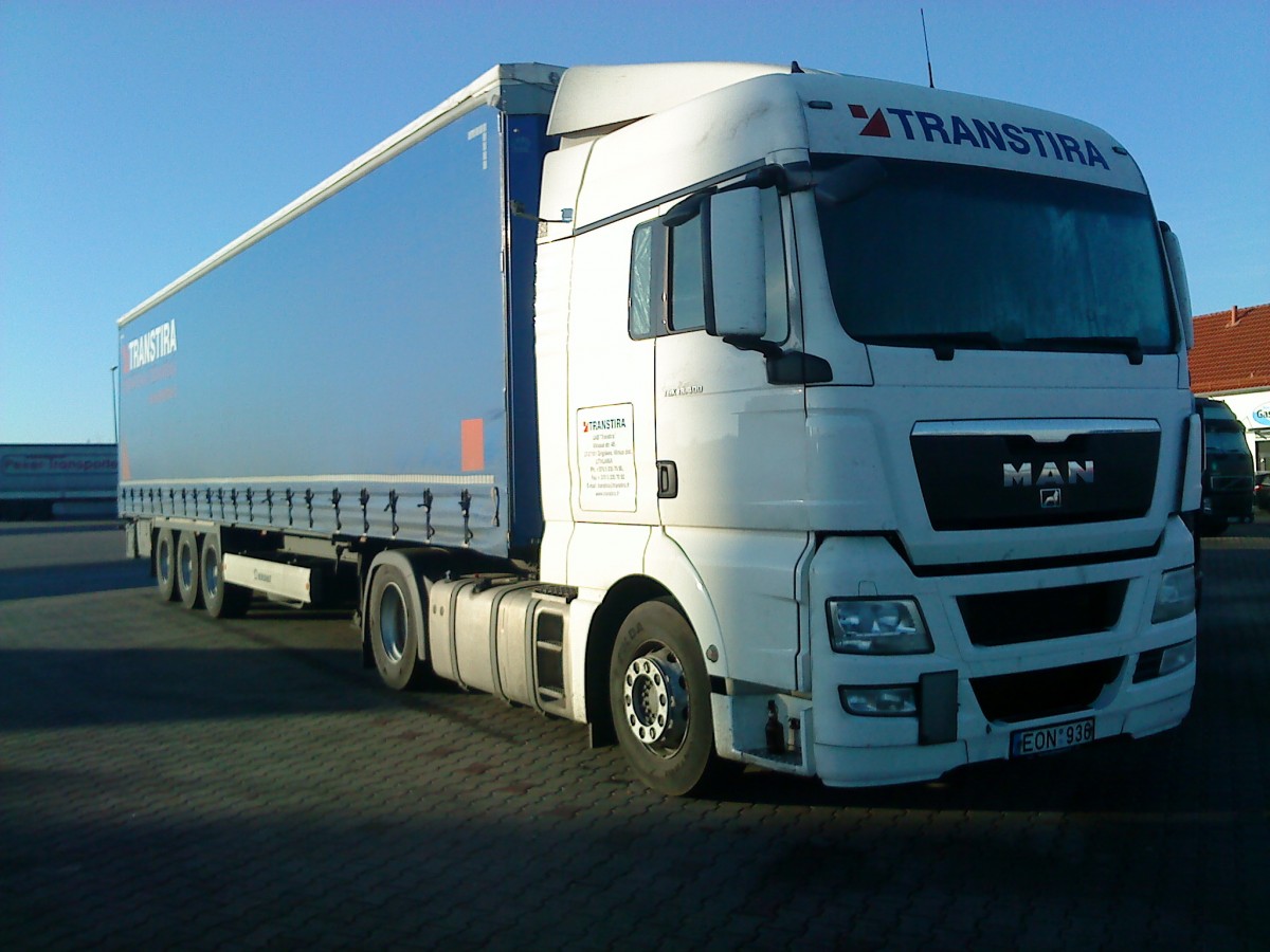 SZM MAN TGX mit Pritsche-Planen-Auflieger der Spedition Transtira auf dem Autohof in Grnstadt am 30.12.2013