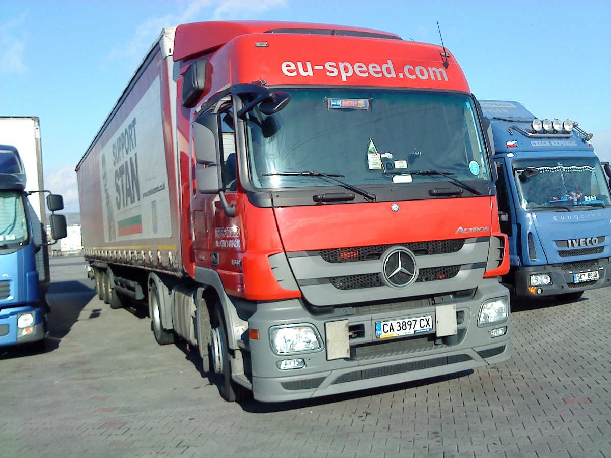 SZM Mercedes-Benz Actros 1841 mit Pritsche-Planen-Auflieger der Spedition eu-sped gesehen auf dem Autohof in Grnstadt am 26.02.2014 