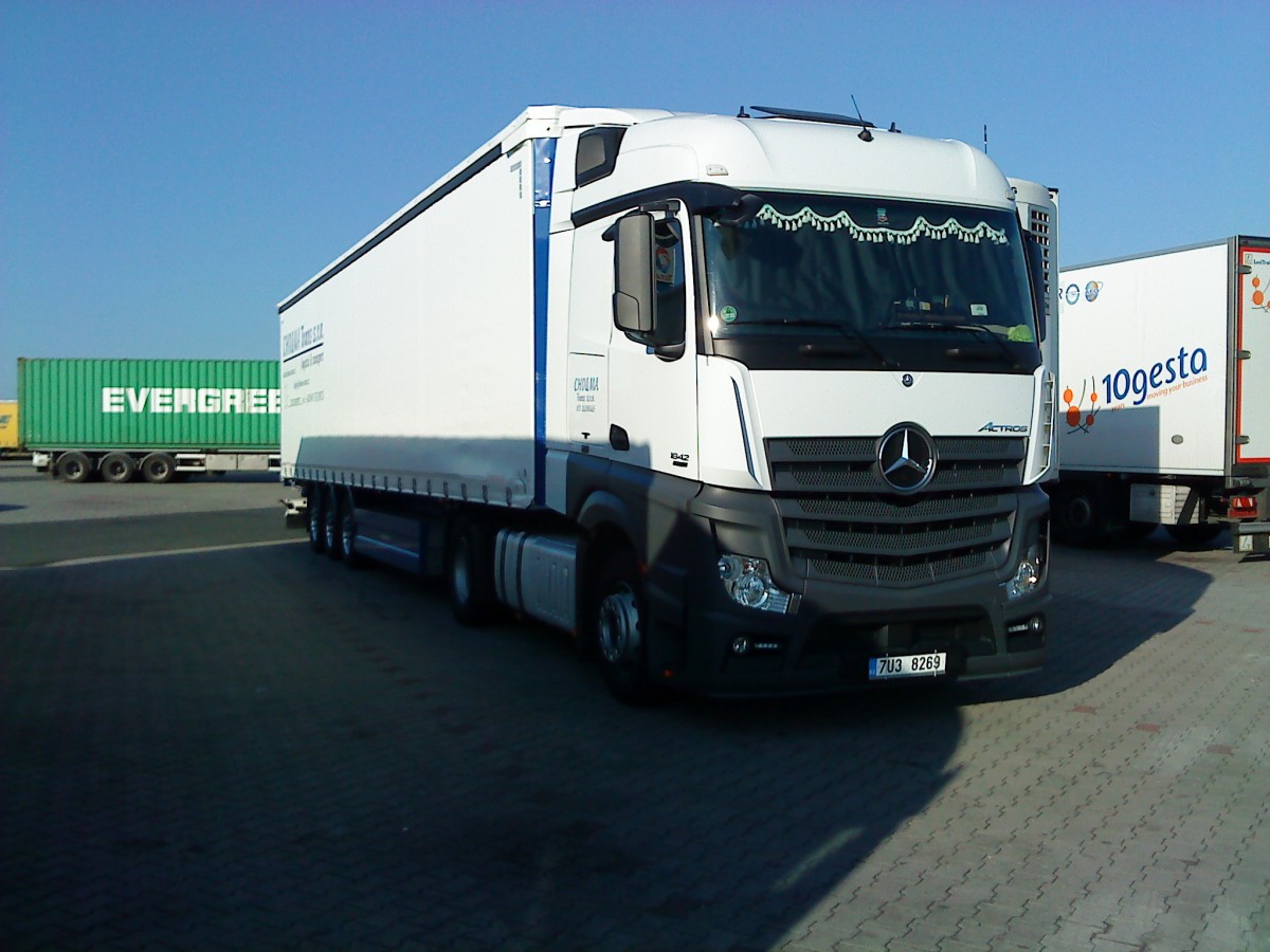 SZM Mercedes-Benz Actros 1842 LS mit Khlkoffer-Auflieger gesehen auf dem Autohof in Grnstadt am 14.07.2014