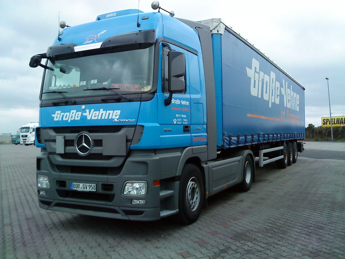 SZM Mercedes-Benz Actros 1844 mit Pritsche-Planen-Auflieger der Spedition Groe- Vehne auf dem Autohof in Grnstadt am 05.12.2013