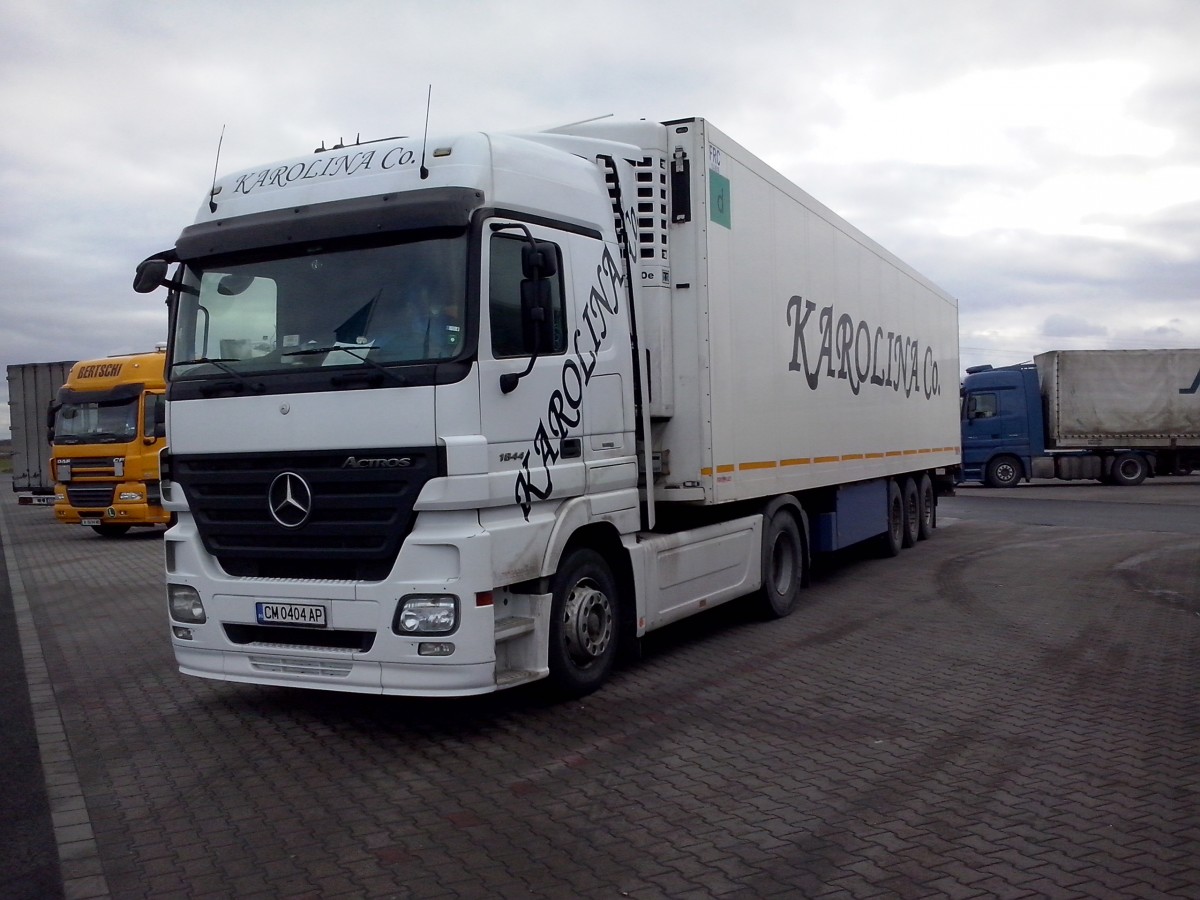 SZM Mercedes-Benz Actros 1844 mit Khlkoffer-Auflieger der Spedition Karolina & Co. gesehen auf dem Autohof in Grnstadt am 11.02.2014