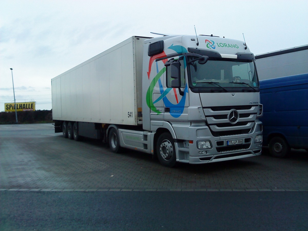 SZM Mercedes-Benz Actros 1844 mit Khlkoffer-Auflieger der Spedition Lorang gesehen auf dem Autohof in Grnstadt am 14.02.2014