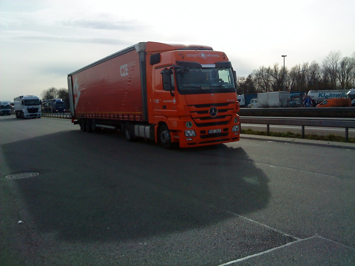 SZM Mercedes-Benz Actros 1844 mit Pritsche-Planen-Auflieger der Firma Smart-wheels
gesehen auf dem Rasthof Dannstadt an der A 61 am 18.02.2014