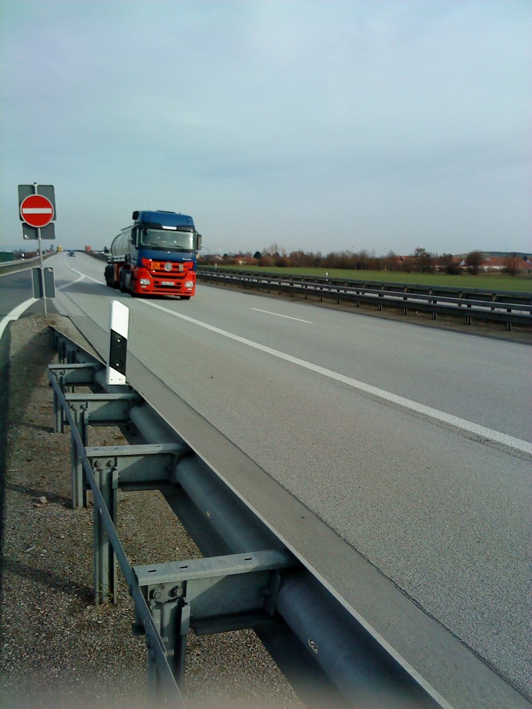 SZM Mercedes-Benz Actros 1844 mit Chemietankauflieger gesehen auf der A 6 Hhe Grnstadt am 18.02.2014