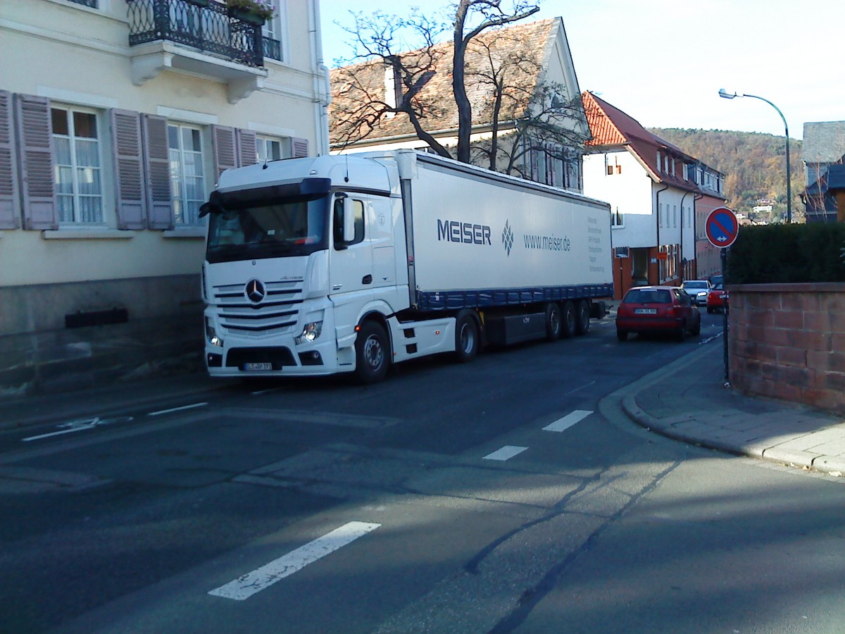 SZM Mercedes-Benz Actros 1845 mit Pritsche-Planen-Auflieger der Firma Meiser KG bei der Belieferung in der Innenstadt von Bad Drkheim am 26.11.2013