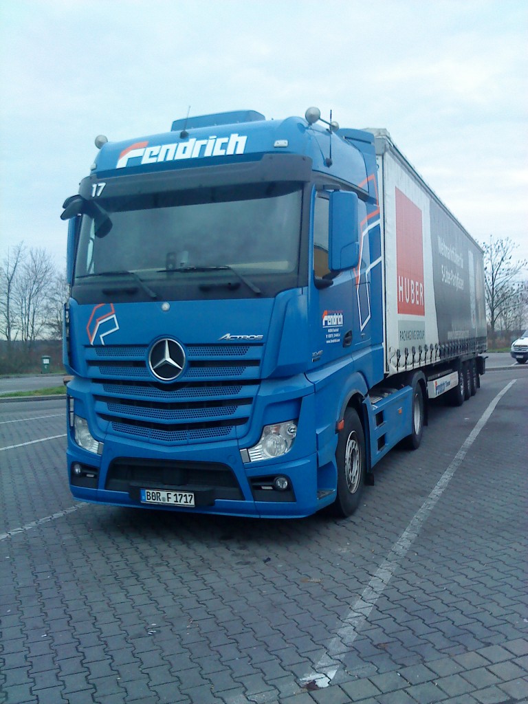 SZM Mercedes-Benz Actros 1845 mit Pritsche-Planen-Auflieger der Spedition  Fendrich gesehen auf dem Parkplatz der Raststtte Dannstadt an der A 61 am 16.01.2014