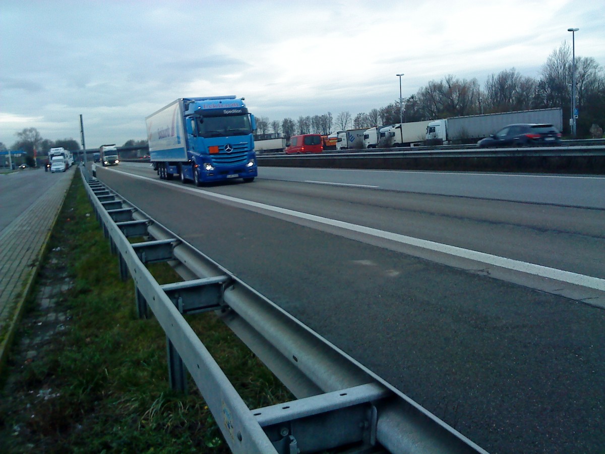 SZM Mercedes-Benz Actros 1845 mit Kofferauflieger der Spedition Eckhardt gesehen auf der A 61, Hhe Raststtte Dannstadt, am 16.01.2014