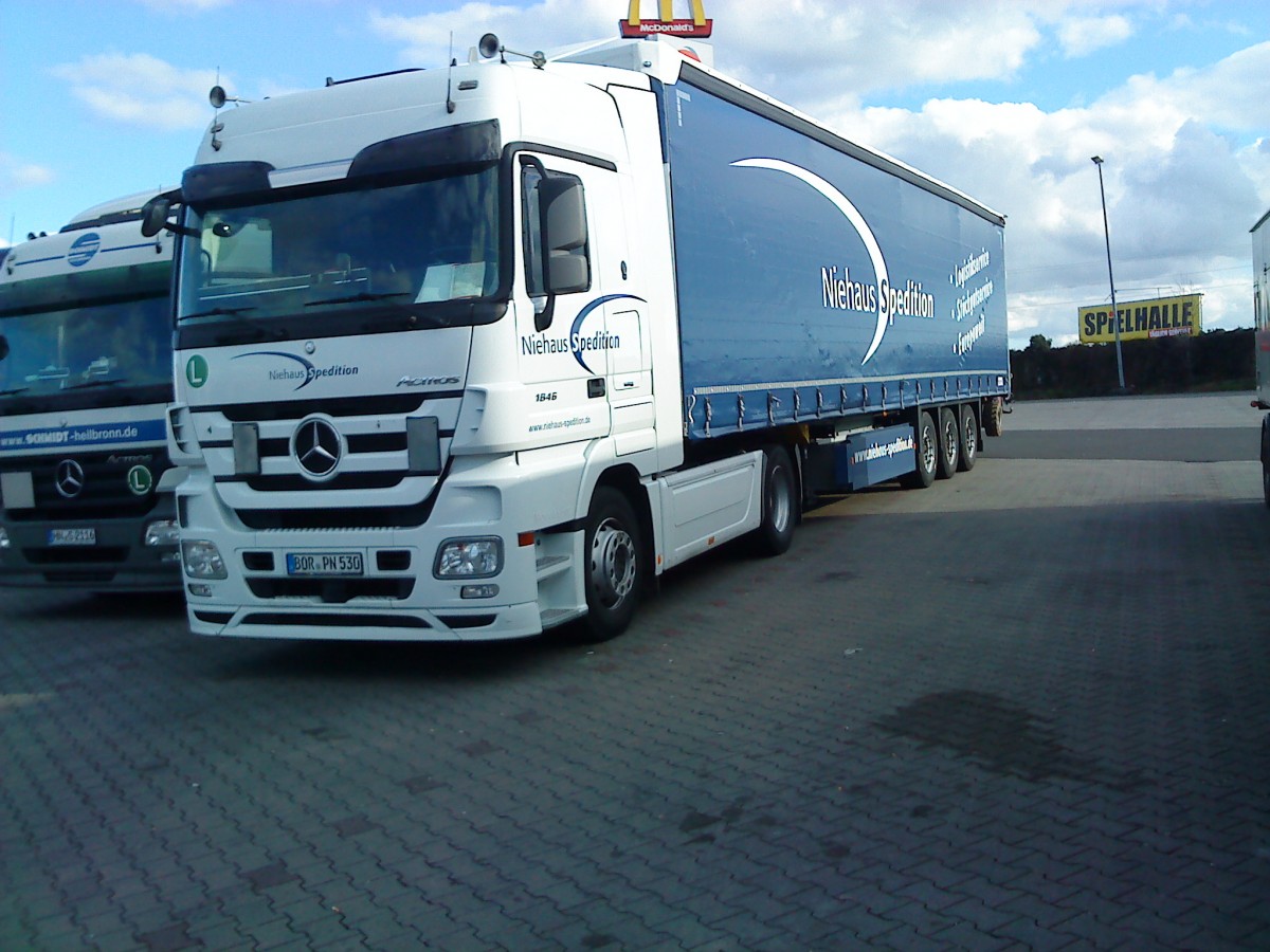 SZM Mercedes-Benz Actros 1845 mit Pritsche-Planen-Auflieger der Spedition Niehaus gesehen auf dem Autohof in Grnstadt am 18.02.2014