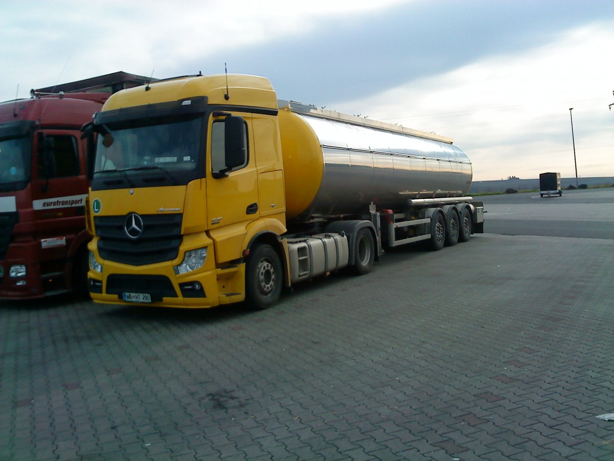 SZM Mercedes-Benz Actros 1845 mit Chemietankauflieger gesehen auf dem Autohof in Grnstadt am 18.02.2014