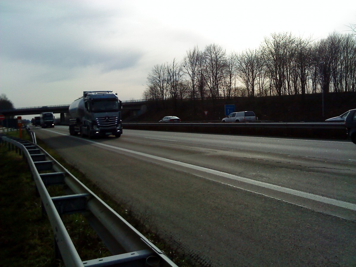 SZM Mercedes-Benz Actros 1845 mit Chemietank-Auflieger gesehen auf der A 61 Hhe Rasthof Dannstadt am 18.02.2014