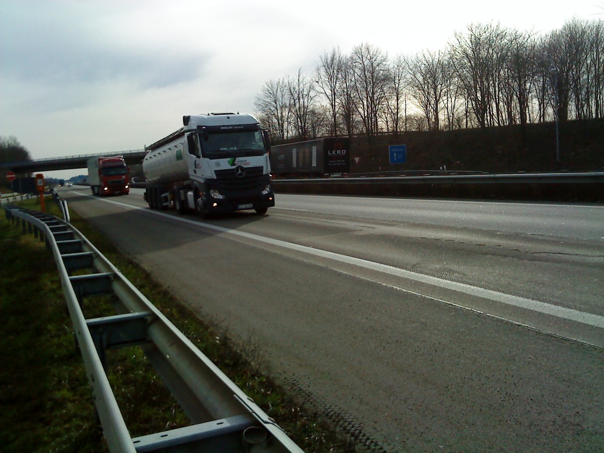 SZM Mercedes-Benz Actros 1845 mit Chemietankauflieger gesehen auf der A 61 Hhe Rasthof Dannstadt am 18.02.2014