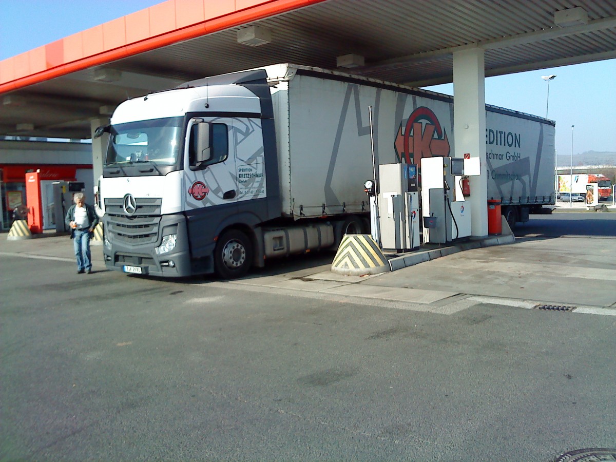 SZM Mercedes-Benz Actros 1845 mit Pritsche-Planen-Auflieger der Spedition Kretschmar gesehen auf dem Autohof in Grnstadt am 12.03.2014