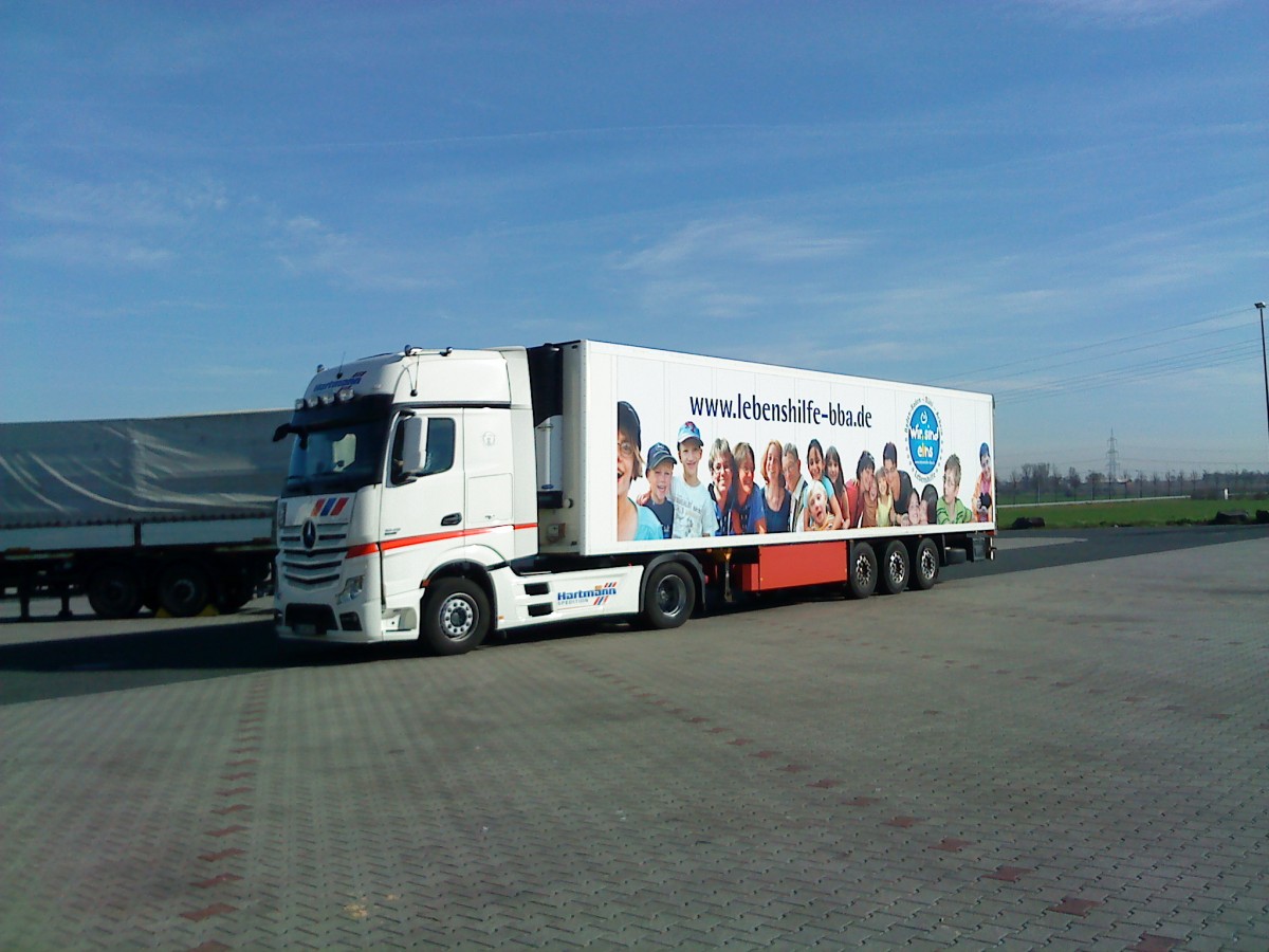 SZM Mercedes-Benz Actros 1845 mit Khlkofferauflieger der Spedition Hartmann gesehen auf dem Autohof in Grnstadt am 20.03.2014