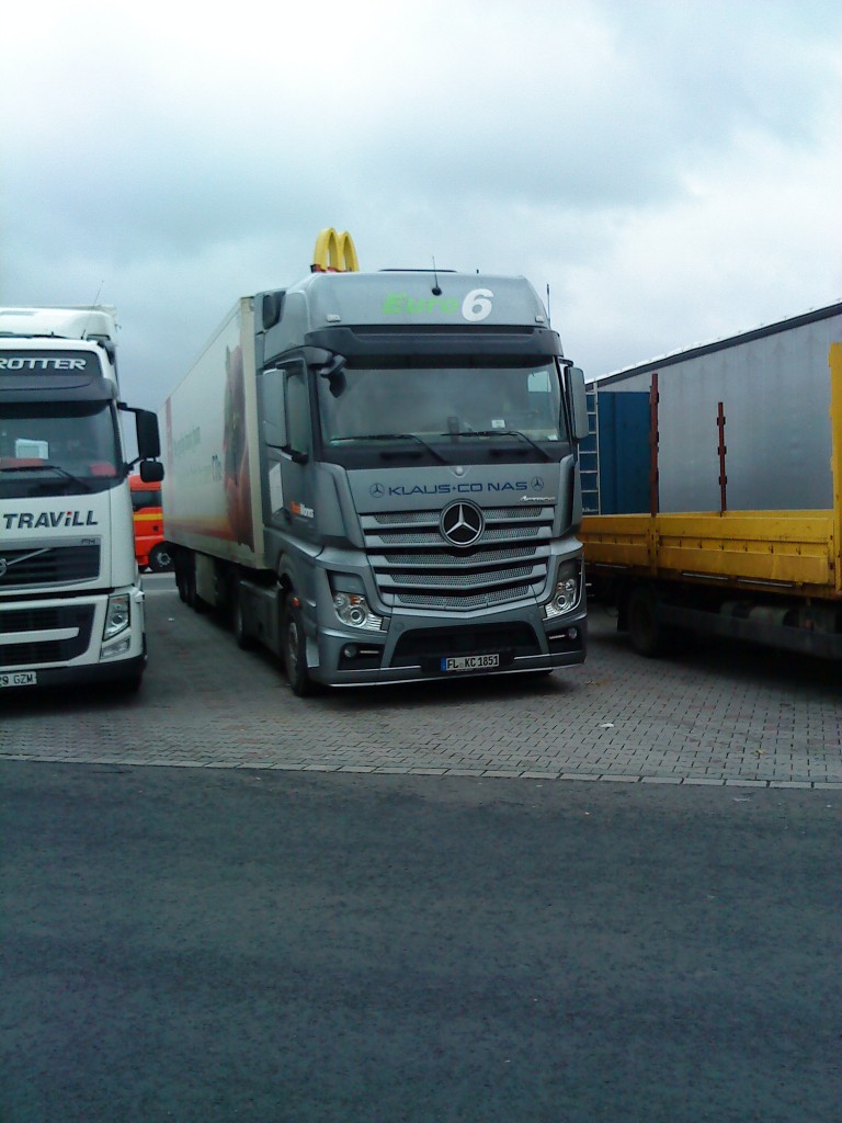 SZM Mercedes-Benz Actros - Euronorm 6 - mit Khlkofferauflieger auf dem Autohof in Grnstadt am 05.12.2013