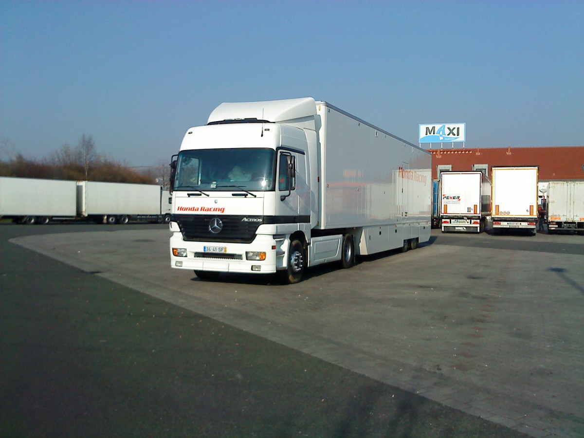 SZM Mercedes-Benz Actros mit Koffer-Auflieger des Honda Racing-Teams gesehen auf dem Autohof in Grnstadt am 12.03.2014