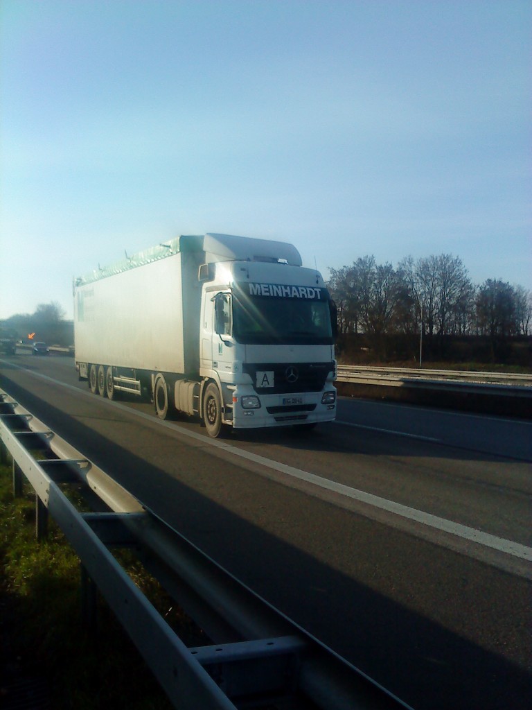 SZM Mercedes-Benz Actros mit Kofferauflieger der Spedition Meinhard gesehen auf der A 61, Hhe Raststtte Dannstadt, am 15.01.2014