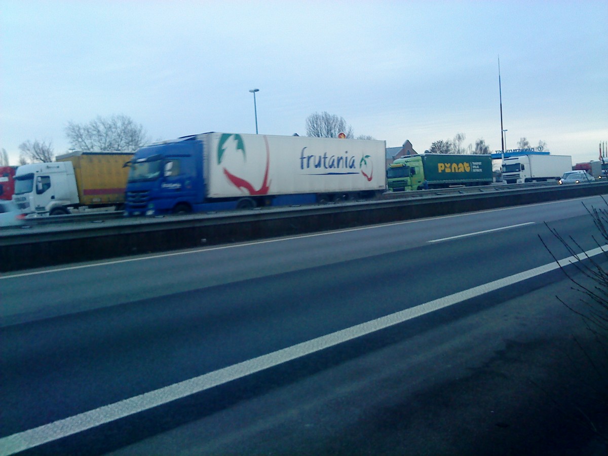 SZM Mercedes-Benz Actros mit Khlkoffer-Auflieger der Firma frutania gesehen auf der A 61, Hhe Raststtte Dannstadt, am 15.01.2014