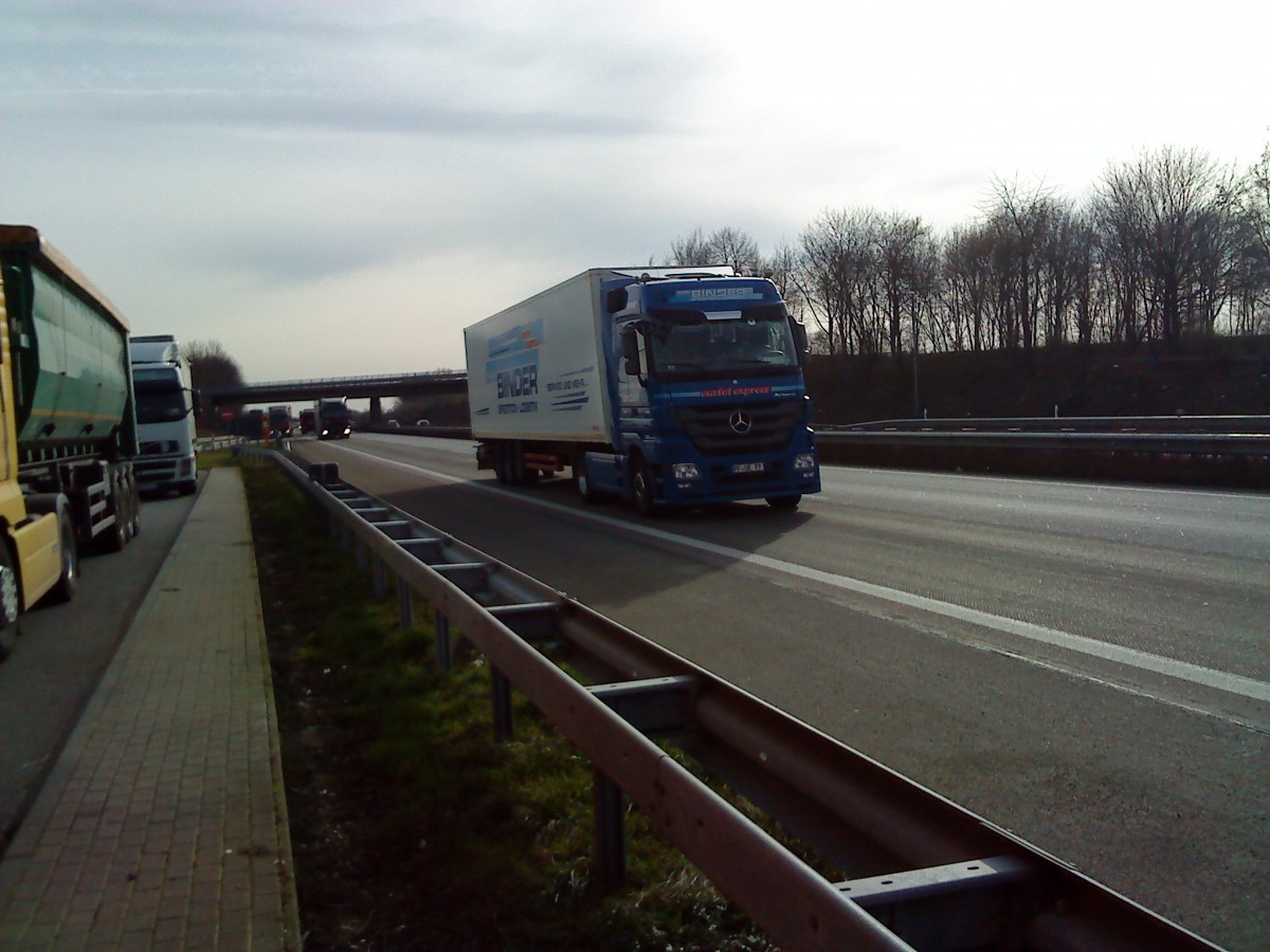 SZM Mercedes-Benz Actros mit Khlkoffer-Auflieger der Spedition Binder gesehen auf der A 61 Hhe Rasthof Dannstadt am 18.02.2014