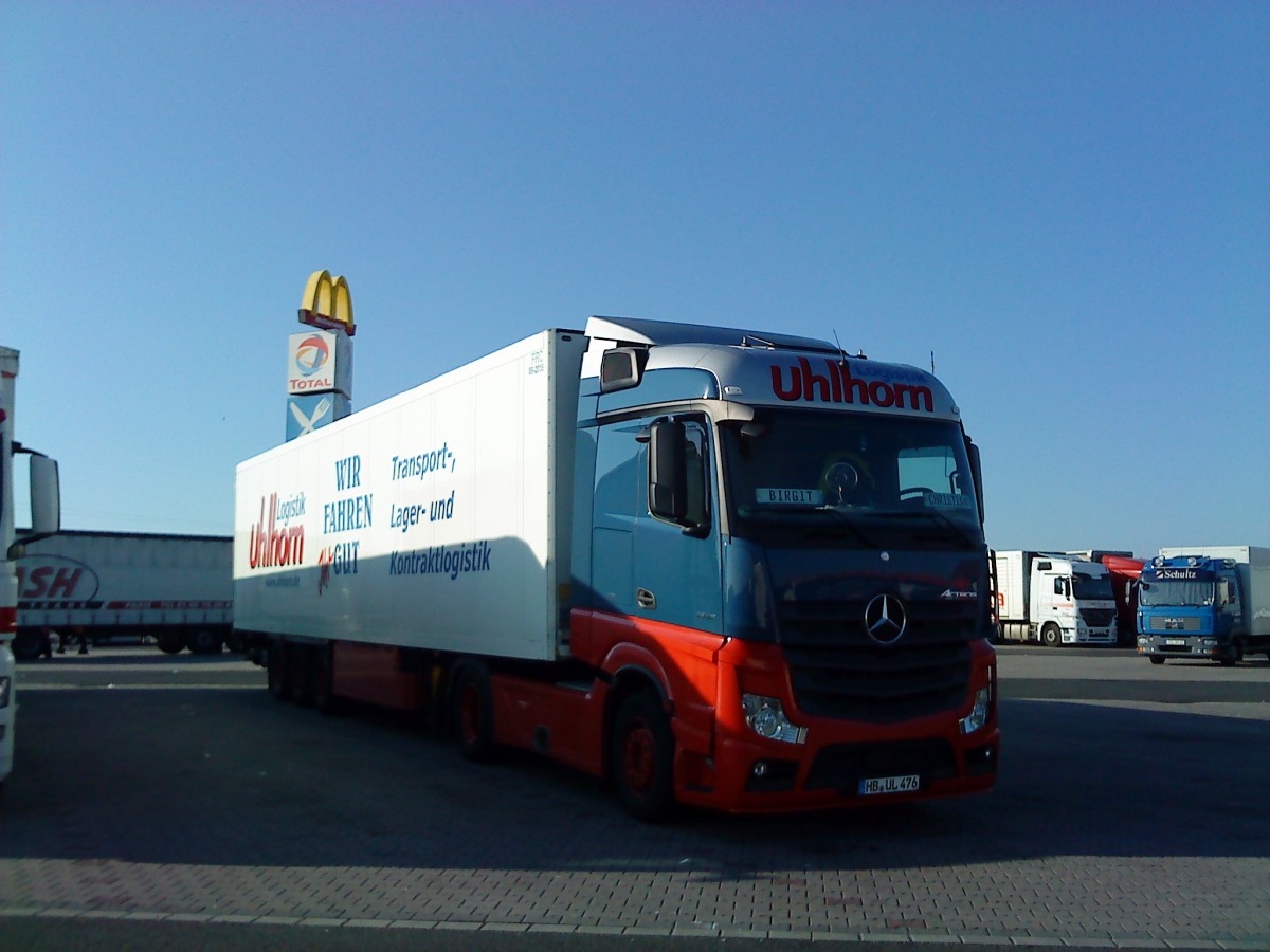 SZM Mercedes-Benz Actros mit Khlkoffer-Auflieger der Spedition Uhlhorn gesehen auf dem AUtohof in Grnstadt am 14.07.2014