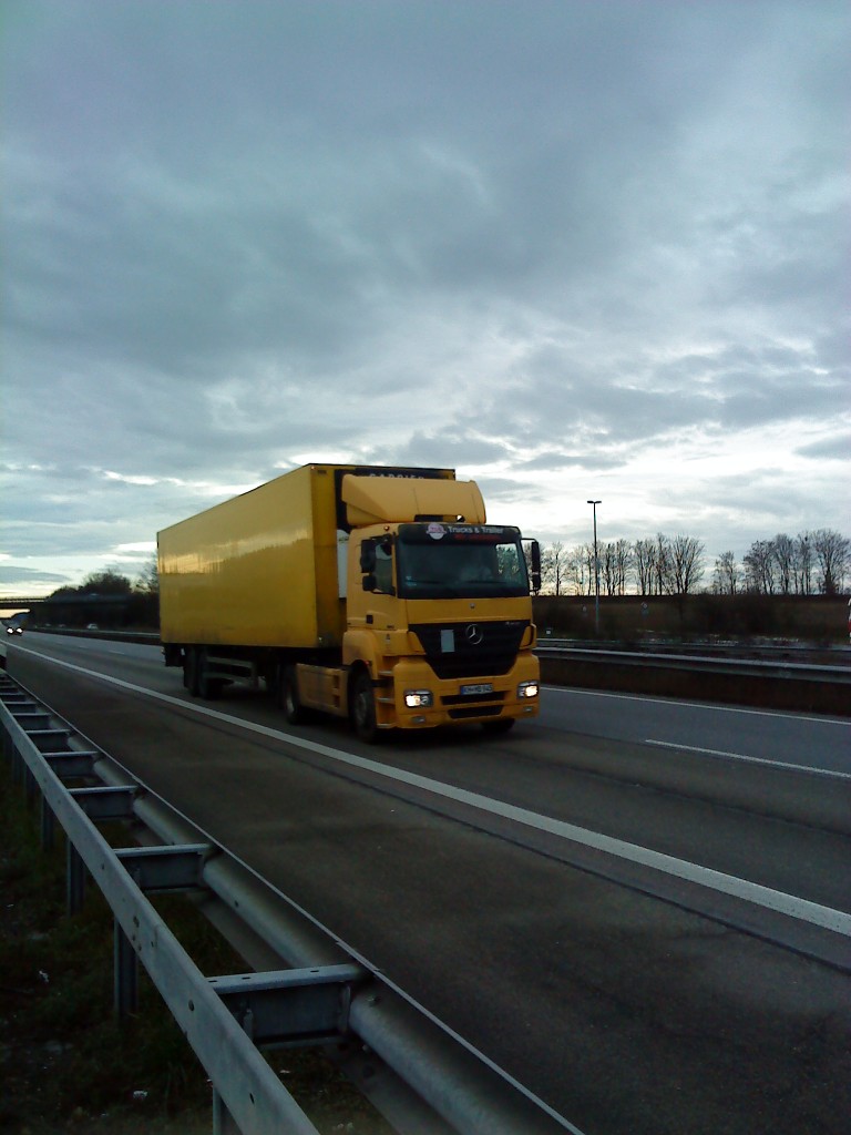 SZM Mercedes-Benz Actros mit Khlkofferauflieger gesehen auf der A 61 an der Raststtte Schifferstadt am 06.01.2014