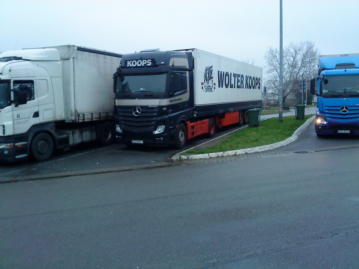 SZM Mercedes-Benz Actros mit Khlkofferauflieger der Spedition Wolter Koops auf dem Parkplatz der Raststtte Dannstadt an der A 61 am 14.01.2014