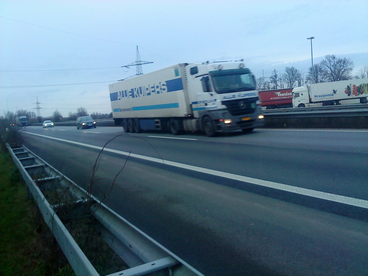 SZM Mercedes-Benz Actros mit Khlkofferauflieger der Spedition Allie Kuipers gesehen auf de A 61, Hhe Raststtte Dannstadt, am 15.01.2014