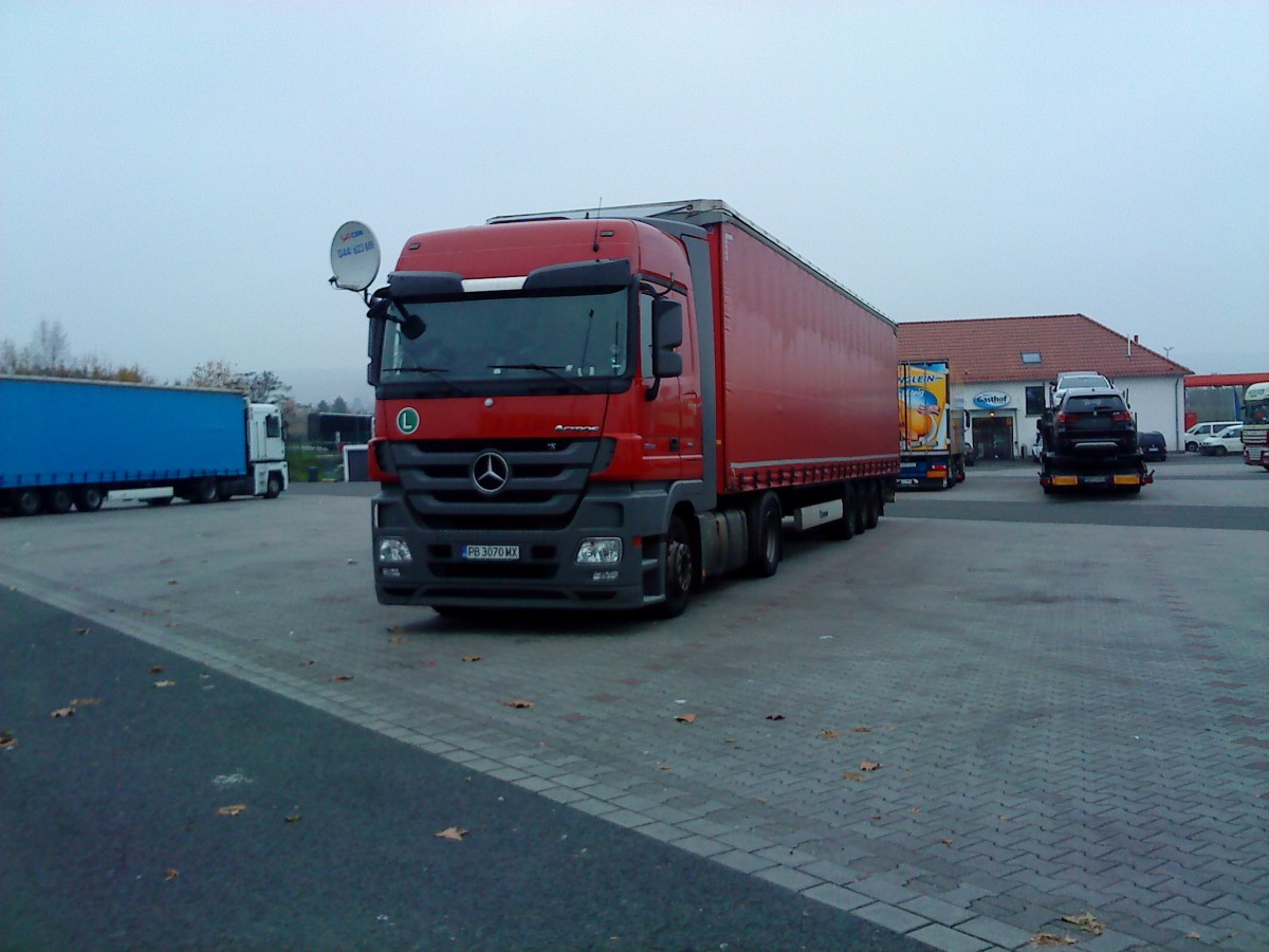 SZM Mercedes-Benz Actros mit Pritsche-Planen-Auflieger auf dem Autohof in Grnstadt am 20.11.2013