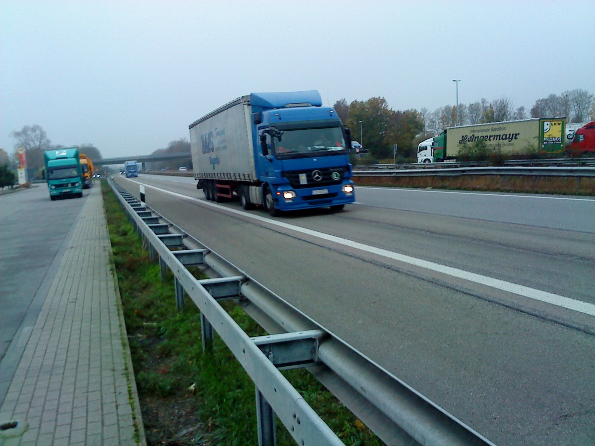 SZM Mercedes-Benz Actros mit Pritsche-Planen-Auflieger unterwegs auf der A 61 bei Dannstadt am 19.11.2013