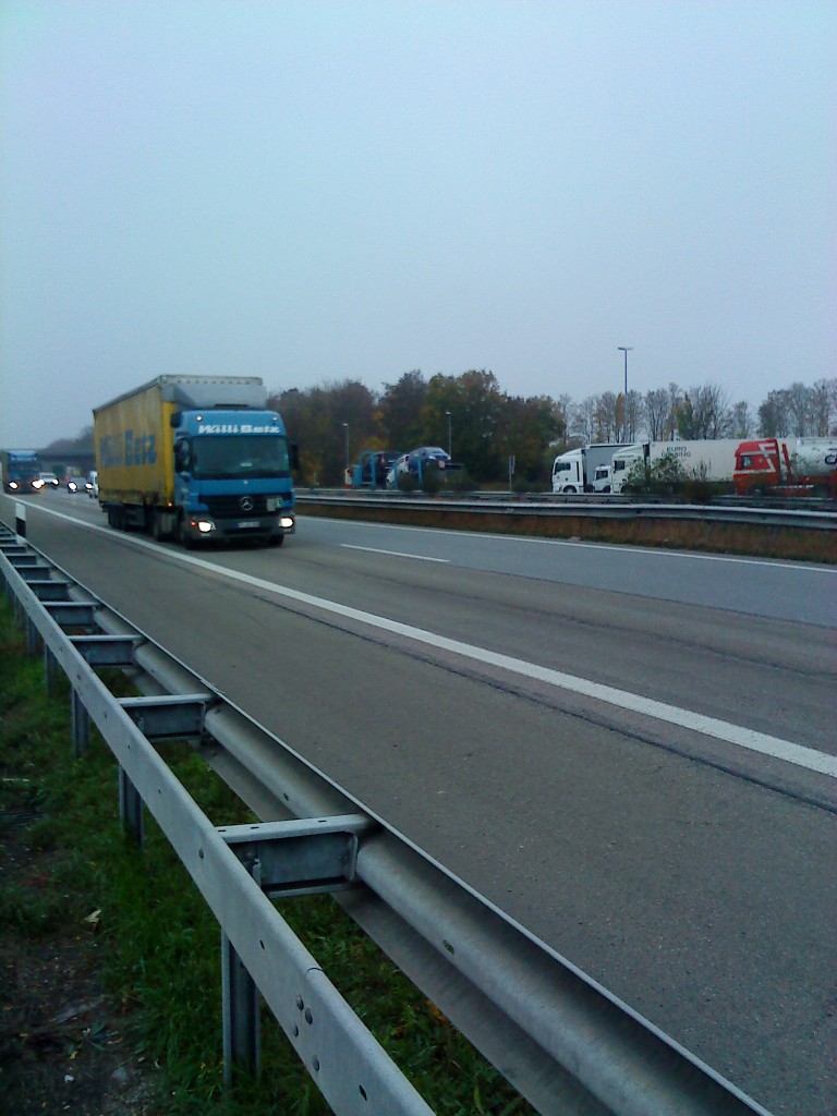 SZM Mercedes-Benz Actros mit Pritsche-Planen-Auflieger der Spedition Willi Betz unterwegs auf der A 61 bei Dannstadt am 19.11.2013