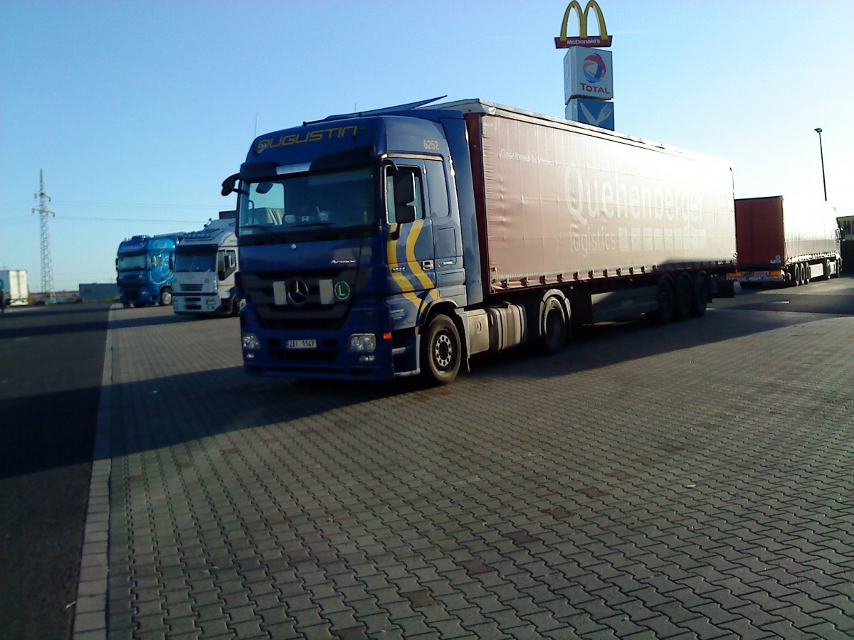 SZM Mercedes-Benz Actros mit Pritsche-Planen-Auflieger der Spedition Augustin auf dem Autohof in Grnstadt am 25.11.2013