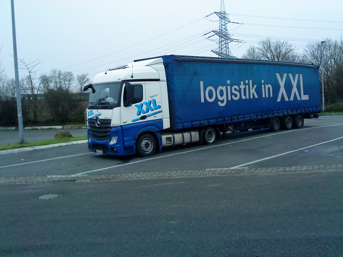 SZM Mercedes-Benz Actros mit Pritsche-Planen-Auflieger gesehen auf dem Parkplatz an der Raststtte Dannstadt an der A 61 am 14.01.2014