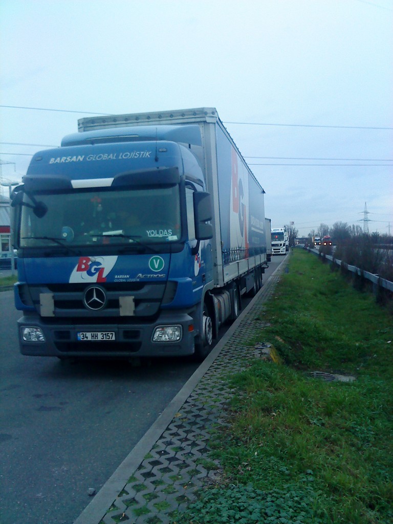 SZM Mercedes-Benz Actros mit Pritsche-Planen-Auflieger der Spedition BLG gesehen auf dem Parkplatz der Raststtte Dannstadt an der A 61 am 15.01.2014