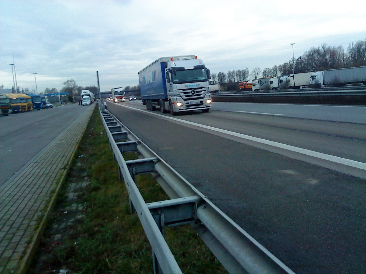 SZM Mercedes-Benz Actros mit Pritsche-Planen-Auflieger gesehen auf der A 61, Höhe Raststätte Dannstadt, am 16.01.2014