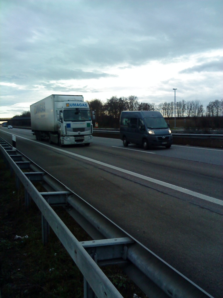 SZM Renault Magnum mit Kofferauflieger der Firma Umagas gesehen auf der A 61 an der Raststtte Schifferstadt am 06.01.2014