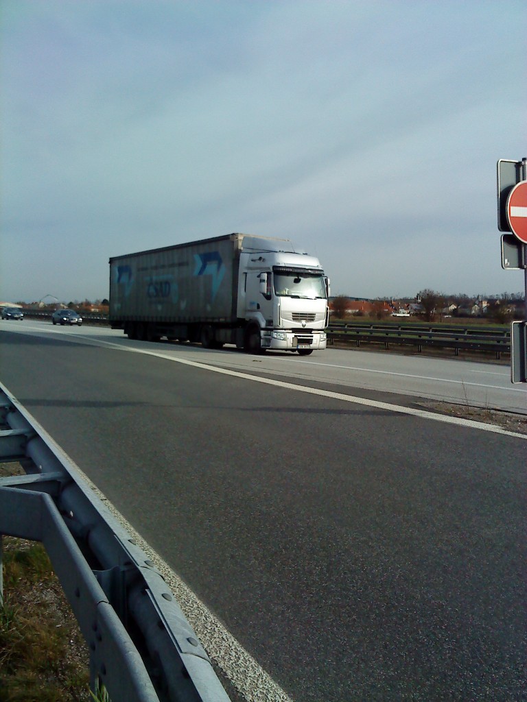 SZM Renault Premium mit Pritsche-Planen-Auflieger der Spedition CSAD gesehen auf der A 6 Hhe Grnstadt am 18.02.2014