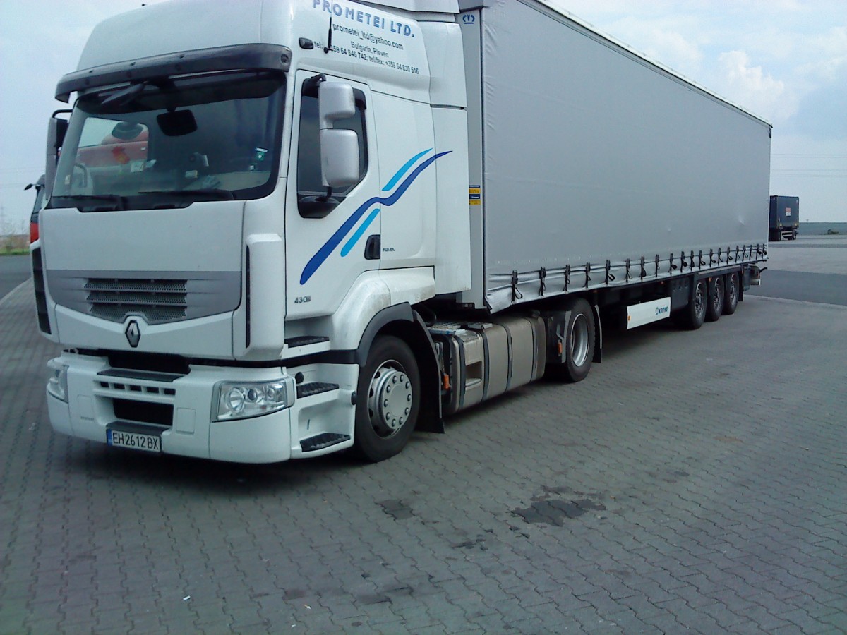 SZM Renault Premium mit Pritsche-Planen-Auflieger gesehen auf dem Autohof in Grnstadt am 14.04.2014