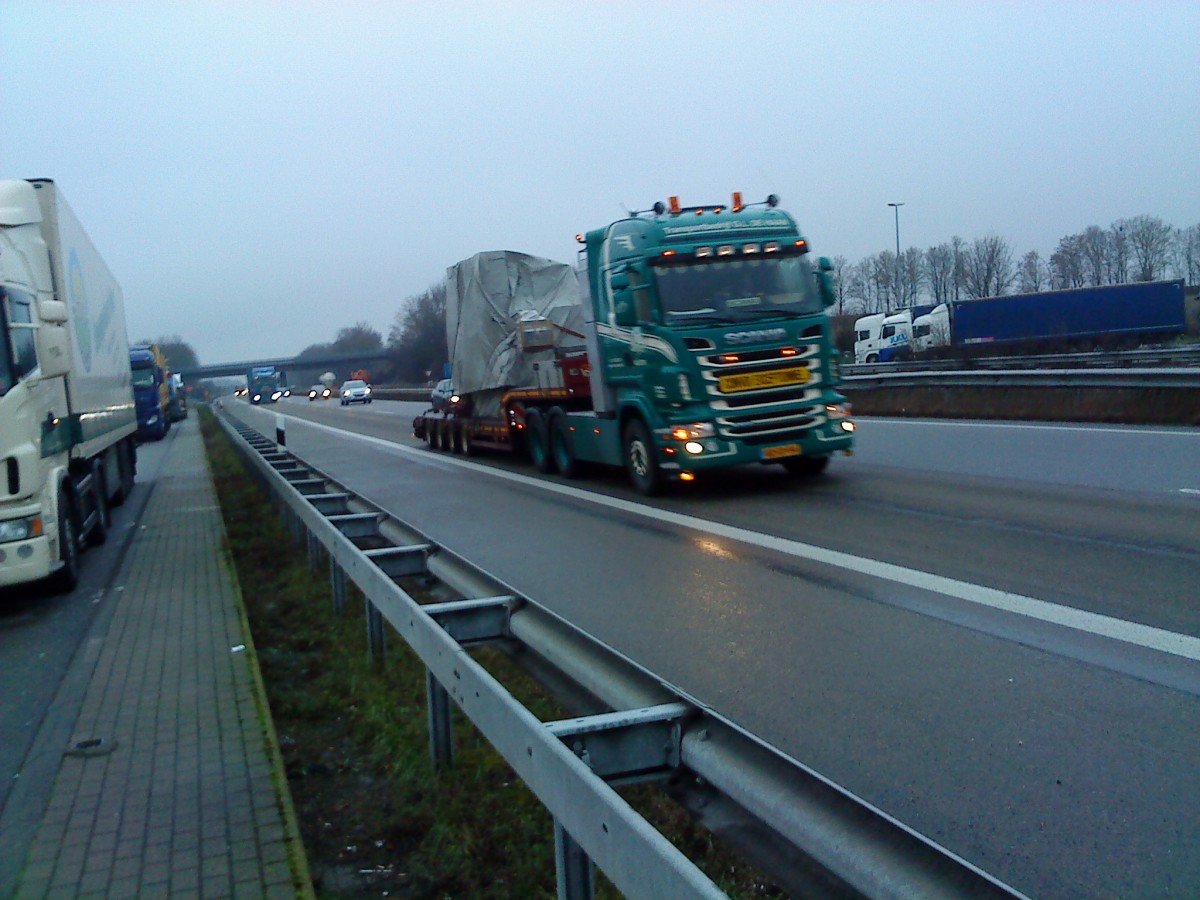 SZM SCANIA mit beladenem Tieflader gesehen auf der A 61 an der Raststtte Dannstadt am 14.01.2014