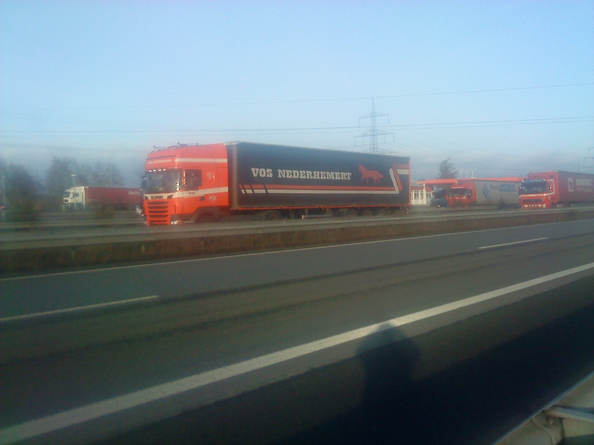 SZM SCANIA mit Pritsche-Planen-Auflieger der Spedition Vos aus der Niederlande gesehen auf der A61 Hhe Raststtte Dannstadt am 15.01.2014