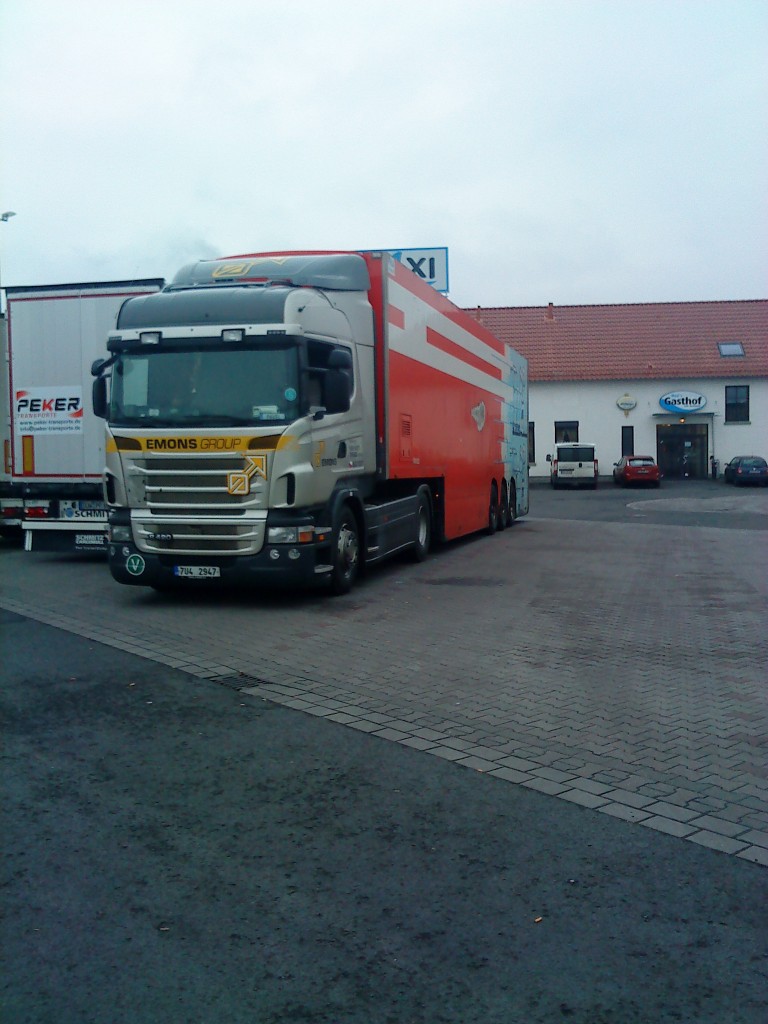 SZM SCANIA R 420 mit Groraum-Kofferauflieger der Spedition Emons Group gesehen auf dem Parkplatz am Autohof Grnstadt am 03.02.2014