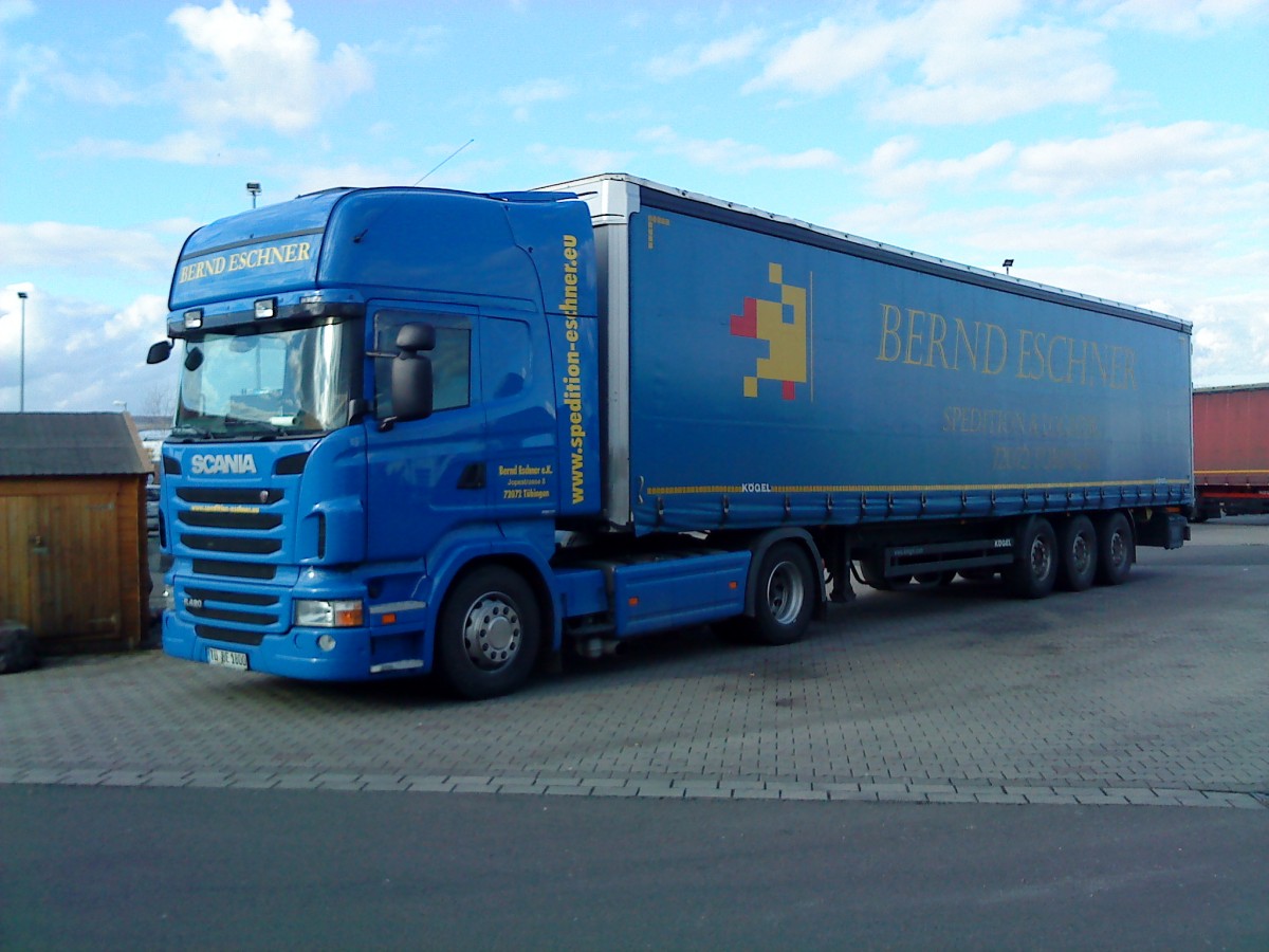 SZM SCANIA R 420 mit Pritsche-Planen-Auflieger der Spedition Bernd Eschner gesehen auf dem Autohof in grnstadt am 18.02.2014